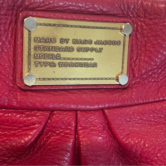 👑👑🧡Marc Jacobs Hilier Shoulder bag hobo style burgundy and gold color elegant - Picture 4 of 8